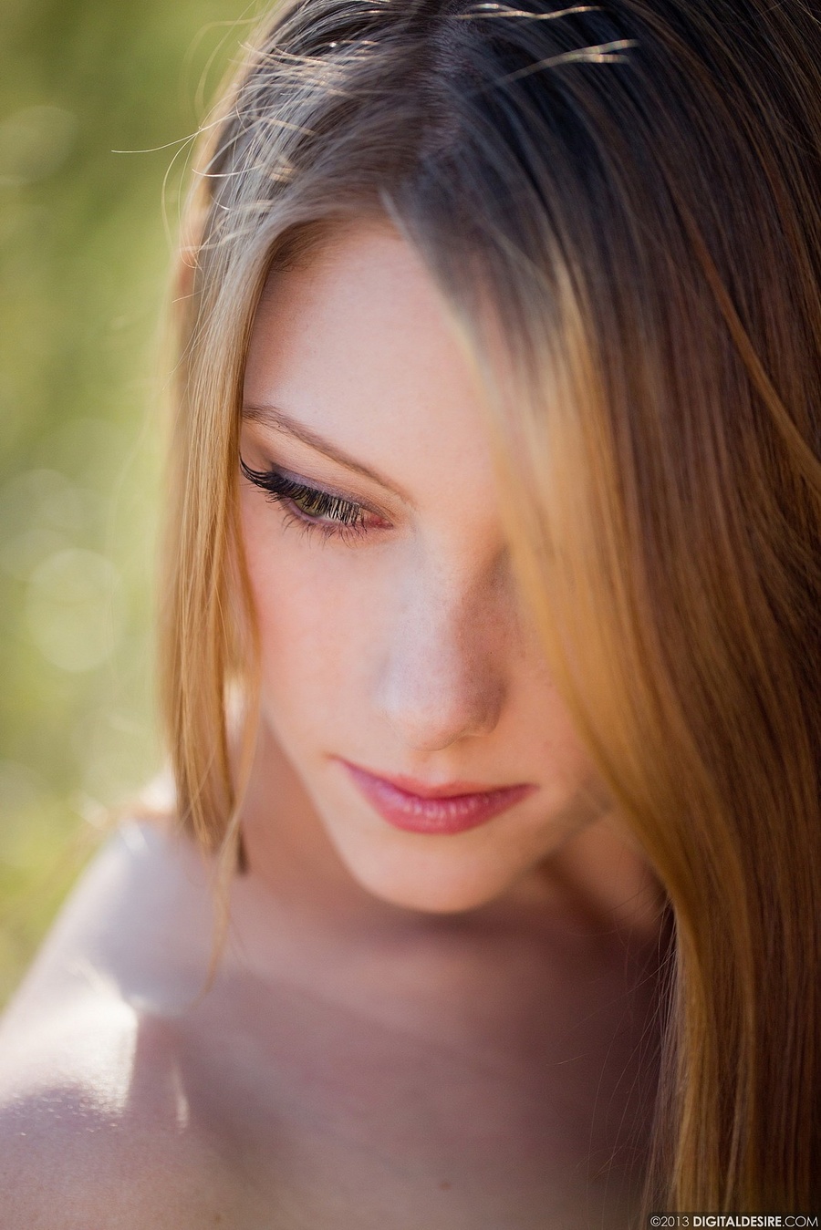 Lovely girl posing outdoors in hiking boots - XXX Dessert - Picture 17