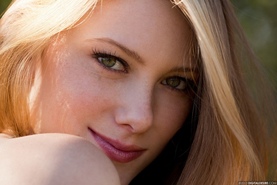 Lovely girl posing outdoors in hiking boots - XXX Dessert - Picture 19