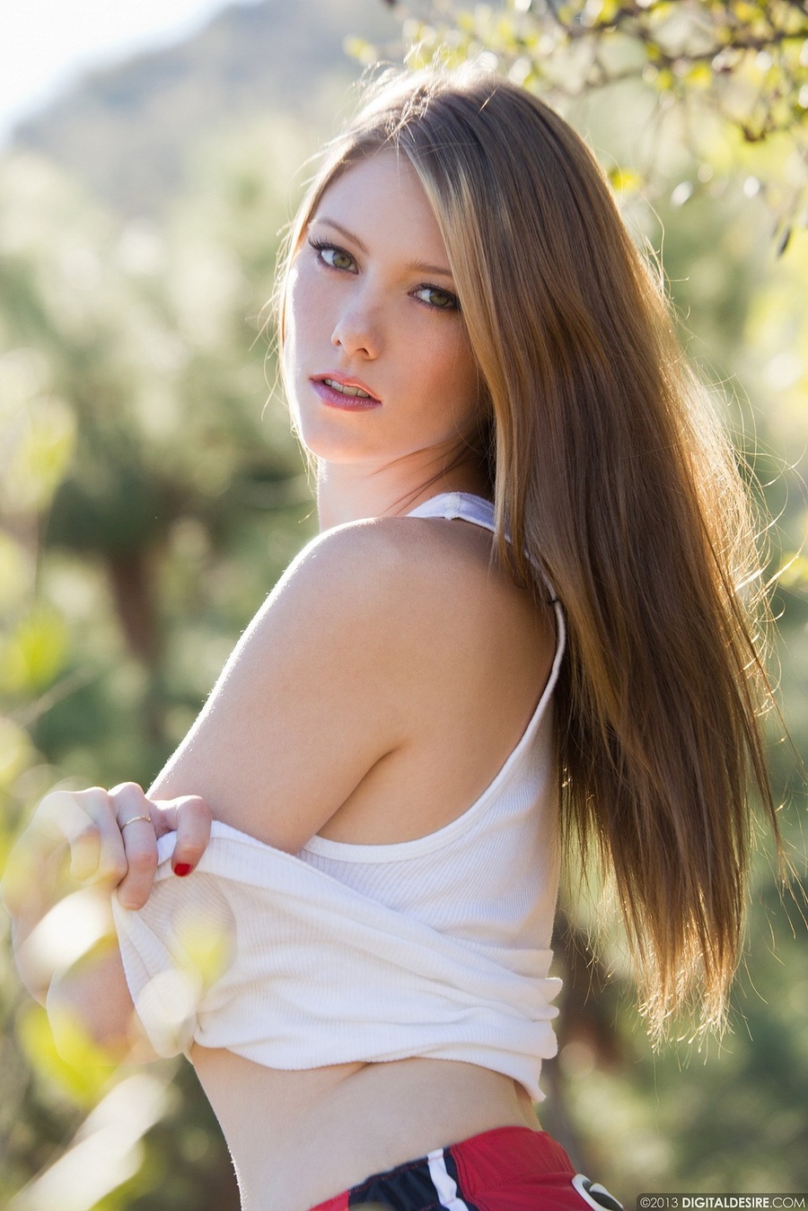 Lovely girl posing outdoors in hiking boots - XXX Dessert - Picture 21