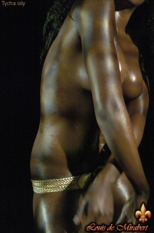 Very hot black beauty in a gold belt pos - XXX Dessert - Picture 2