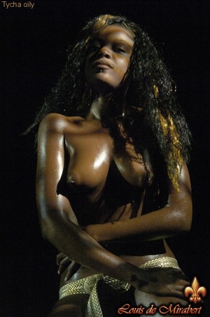 Very hot black beauty in a gold belt pos - XXX Dessert - Picture 9