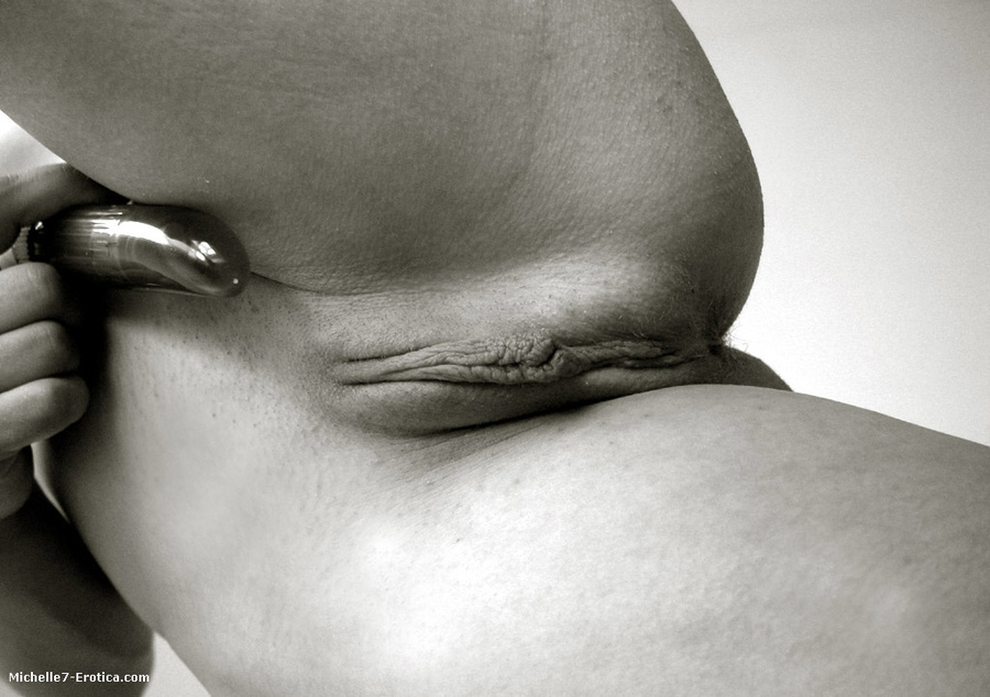 Slutty teen girl demonstrates her shaved co - XXX Dessert - Picture 13