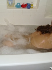 Busty teen chick taking bubble bath showing off her - Picture 10