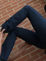 Hot latina gal in sunglasses and jeans - Picture 7