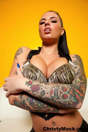 Very hot tattooed bitch taking off her b - XXX Dessert - Picture 3