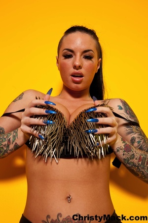 Very hot tattooed bitch taking off her b - XXX Dessert - Picture 8