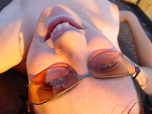 Cool chick in sunglasses shooting herself naked - Picture 1