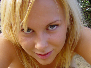 Lovely teen blonde shot herself on her mobile for the Internet - Picture 1