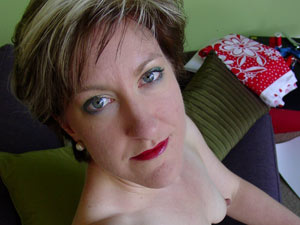 Gorgeous mom with short hair shooting herself for the dating site - Picture 2