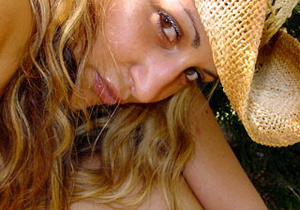 Very hot curly blonde in a cowboys hat posing on her mobile phone - XXXonXXX - Pic 5