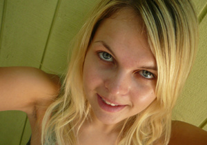 Blonde mom with wavy hair shoots herself for the dating site - XXXonXXX - Pic 3