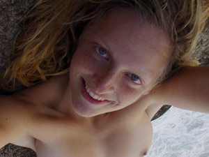 Sexy blonde teen shooting herself naked on her mobile - Picture 1