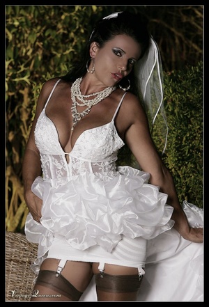 Wonderful swarthy bride in a white vinta - Picture 7