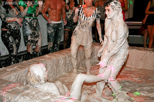 Sexy girls in office clothes taking part in a cool mud-fighting show - Picture 10