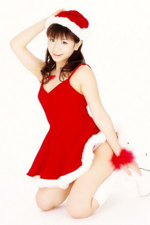 Pretty Asian girl poses in Santa's uniform on camera - Picture 6
