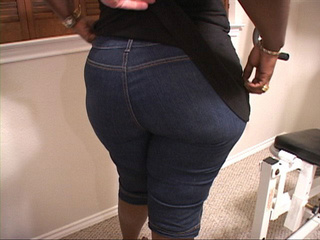 Big ass black mama giving head to her white fucker - Picture 1