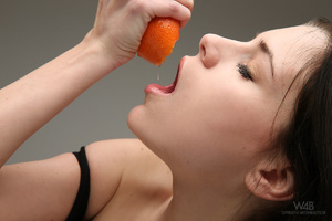 Teen brunette posing naked with grapefru - XXX Dessert - Picture 7