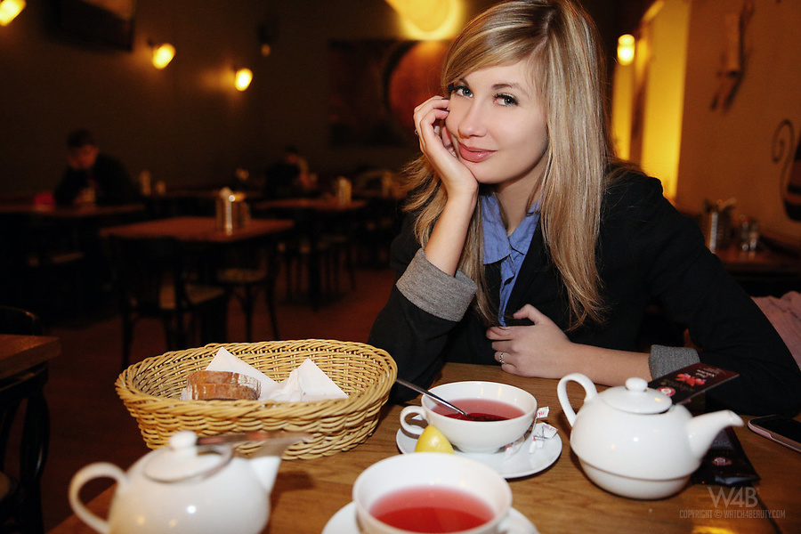 Blonde teen shows off her perfect tits in w - XXX Dessert - Picture 6
