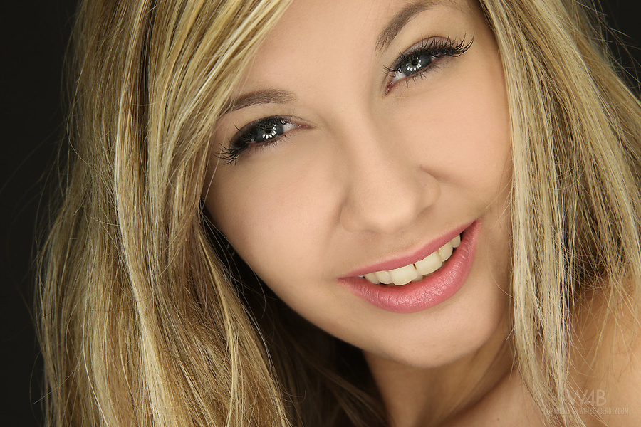 Blonde naked teen in shoes - XXX Dessert - Picture 3