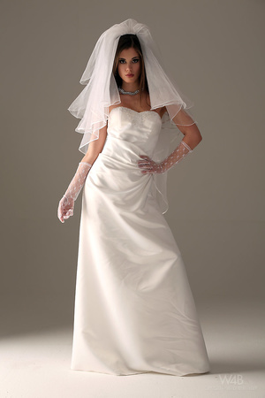 Teen bride in wedding dress - Picture 1