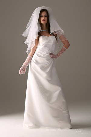 Teen bride in wedding dress - Picture 2