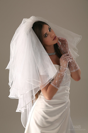 Teen bride in wedding dress - Picture 5