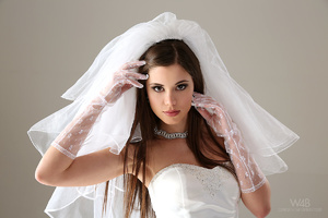 Teen bride in wedding dress - Picture 7