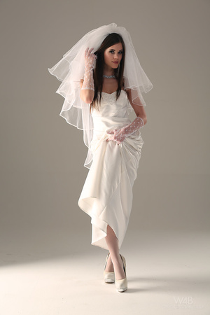 Teen bride in wedding dress - Picture 8
