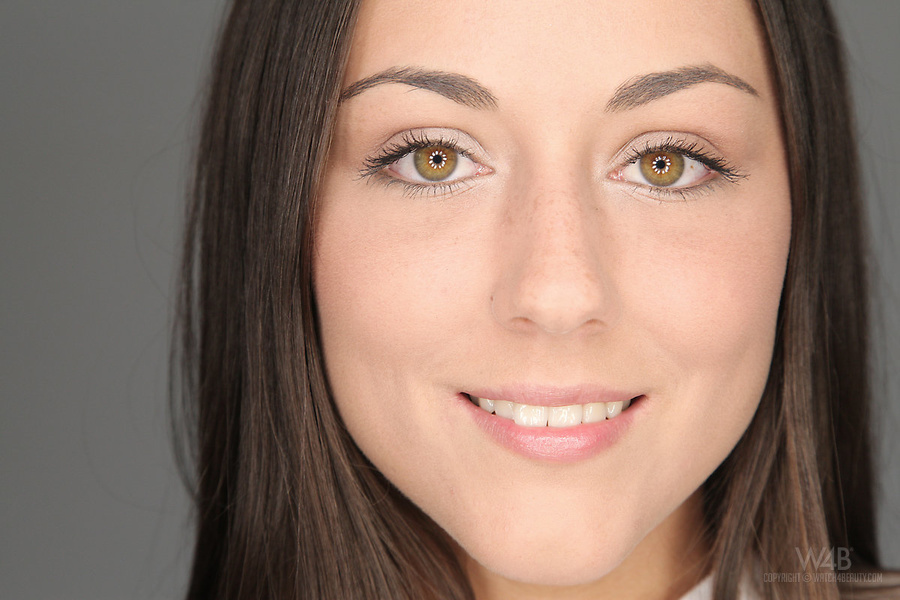 Brunette teen takes off her jeans to pose i - XXX Dessert - Picture 2