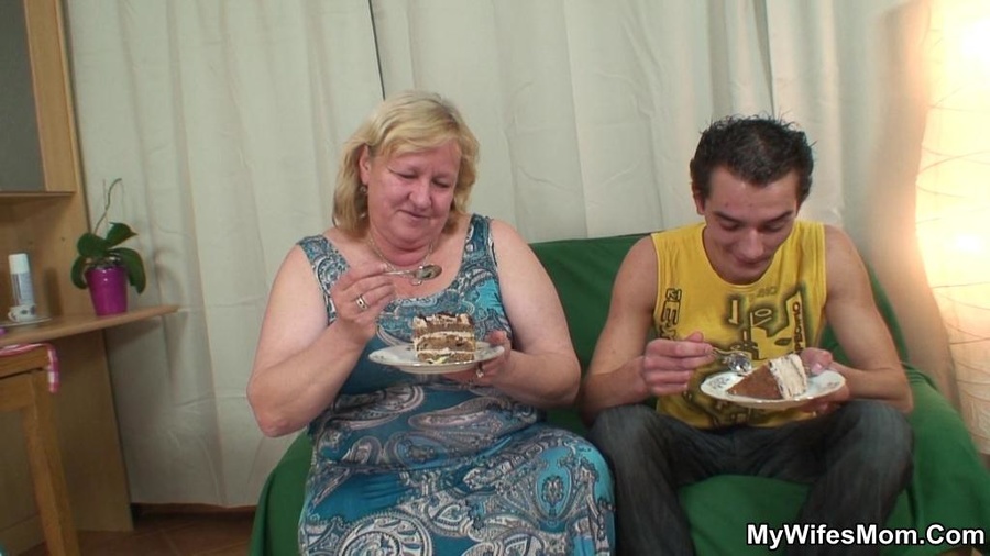 Dirty blonde fat bitch opens her shaggy sna - XXX Dessert - Picture 2