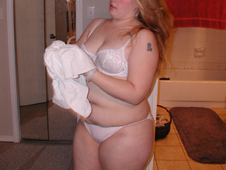 Plump blonde stripping - Picture 3
