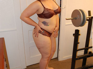 Plump mom in lingerie takes it off to show off her - Picture 1