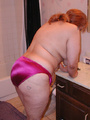 Plump granny in glasses and pink panties - Picture 2