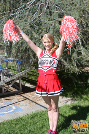 Cheerleader need help from mom to bang f - Picture 1