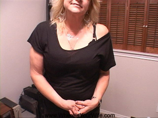 Mature blond takes off trousers and stilettos and shows - Picture 1