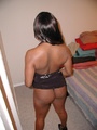 Hot damsel with chocolate skin takes off - Picture 3