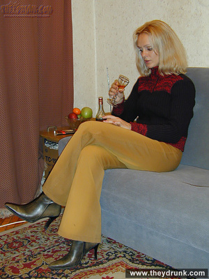 Tipsy blond takes off her pullover trousers and boots and shows off her beautiful body - Picture 1