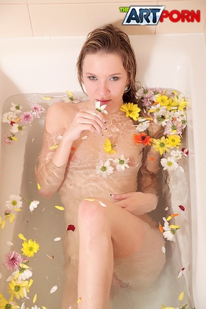 Slut covers naked body in flower filled  - XXX Dessert - Picture 3