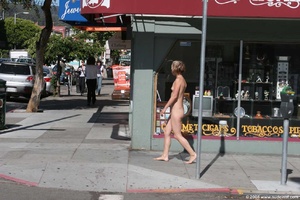 Smiling blonde happy to mingle with public in her nudity - Picture 1