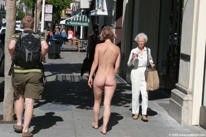 Smiling blonde happy to mingle with public in her nudity - Picture 2