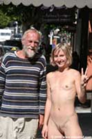 Smiling blonde happy to mingle with public in her nudity - Picture 6