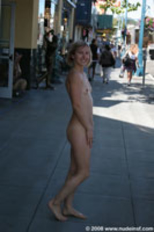 Smiling blonde happy to mingle with public in her nudity - Picture 10