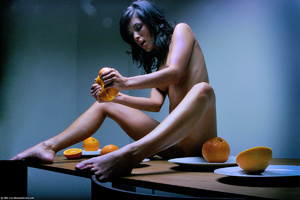 Brunette beauty posing nude with oranges - Picture 6