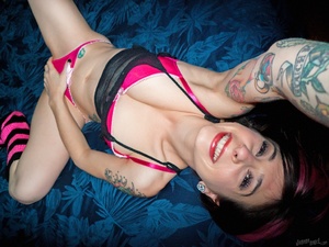 Colorful tattooed pretty chick takes off - Picture 3