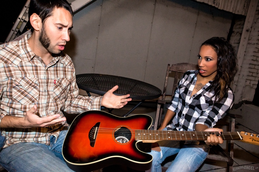 Pretty tattooed ebony guitar girl pause les - XXX Dessert - Picture 2