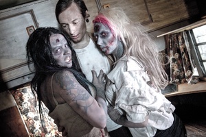Even zombies need fun as costumed zombie - Picture 3