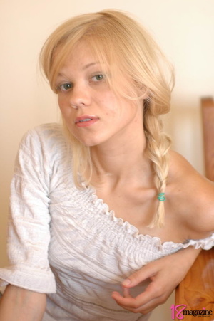 A gorgeous baby faced chcick naughtily played sex seductress for all - XXXonXXX - Pic 2
