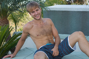 Blonde twunk showing off his body and lo - Picture 14