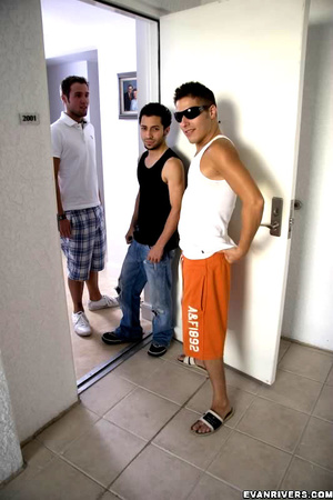 Private gay party for three with hot dic - Picture 1