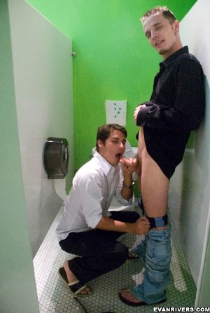 Guy meets at bar and visit the restroom  - Picture 12